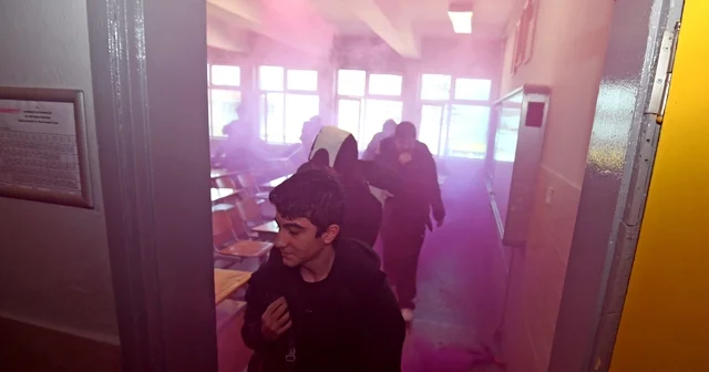 Osmangazi de gerçeğini aratmayan yangın tatbikatı Afet gerçeği okul bahçesinde canlandırıldı Bursa Haberleri