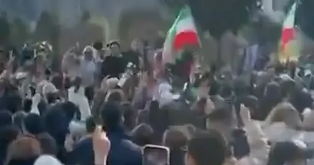 İstanbul’da yaşayan İranlılar sokağa çıkarak tatlıyla kutlama yaptı VİDEO İZLE