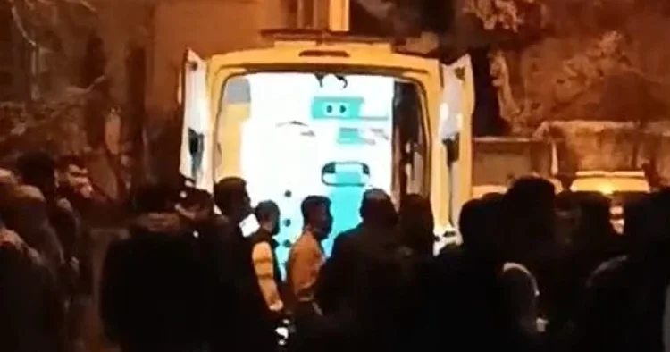 Annesini aldatan babasını öldürdü