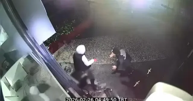 Göktürk’te gece yarısı film gibi soygun: 120 saniyede 18 milyon lirayla kayıplara karıştılar VİDEO İZLE