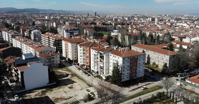 Emlak sektöründe dijital denetim artıyor Kasım Karakaş: Tapuda alıcı ve satıcının onayı ve imzası olmadan işlem yapılamaz Vergi Dairesi, yapay zeka ile satış bedellerini mercek altına aldı Eskişehir Haberleri