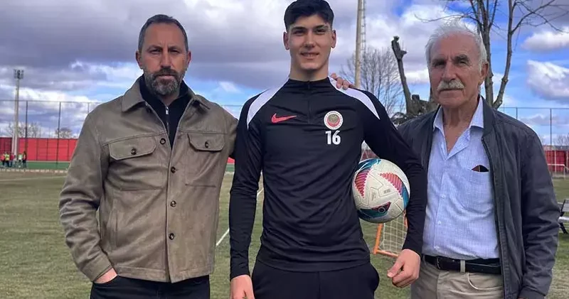 Gençlerbirliği nin 15 yaşındaki futbolcusu Ayaz, ailesinin futbolculuk geleneğini devam ettiriyor