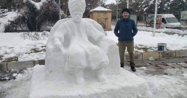 Erzincan da kardan adam değil, kardan padişah Karı sanata dönüştürdü: 3 saatte kardan padişah yaptı Erzincan Haberleri
