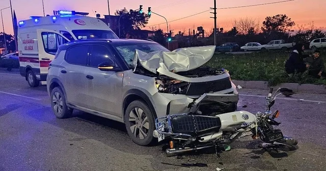 Otomobille çarpışan motosikletteki 2 kişi yaralandı Hatay Haberleri