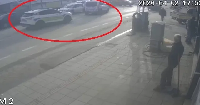 Otomobille giderken silahlı saldırıya uğradı, yaralı halde kaçıp polise sığındı; o anlar kamerada Bursa Haberleri