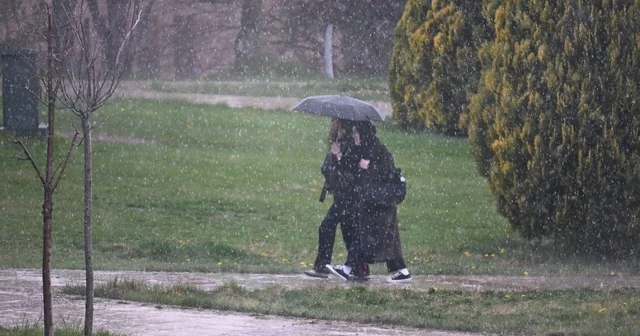 Eskişehir de yağmur bastırdı, öğrenciler şemsiyelere sarıldı Sağanak bastırdı, kampüs yolları şemsiyelerle doldu Eskişehir Haberleri