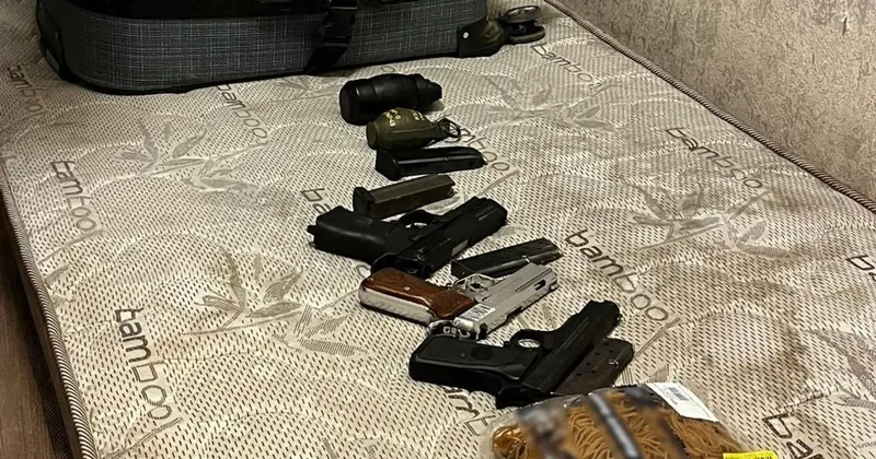 Esenyurt’ta bir eve düzenlenen operasyonda uyuşturucu ve el bombası ele geçirdi