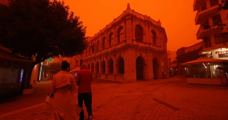 Girit te gökyüzü kırmızıya büründü Dış Haberler