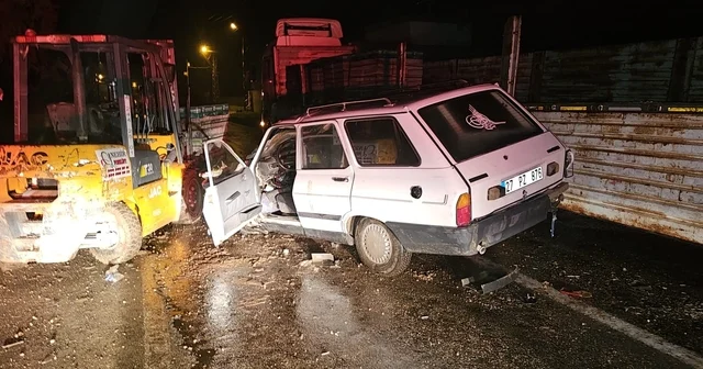 Otomobil, yük indiren forklifte çarptı: 4 yaralı Gaziantep Haberleri