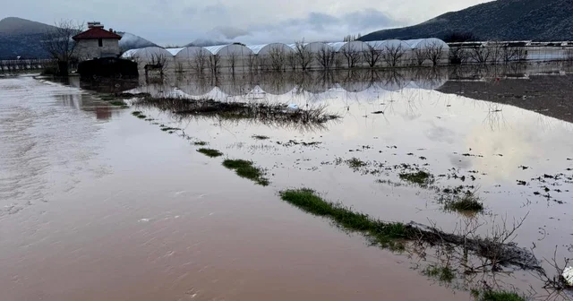 Antalya da sağanak; dereler taştı, tarım alanlarını su altında kaldı Antalya Haberleri