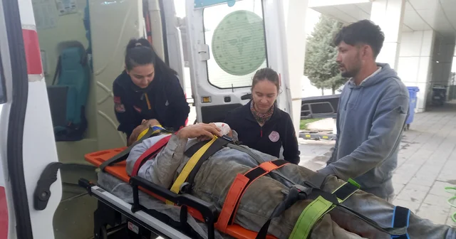 Çalıştığı inşaattan düşüp yaralandı, acil servise götürülürken oğlu başından ayrılmadı Aksaray Haberleri