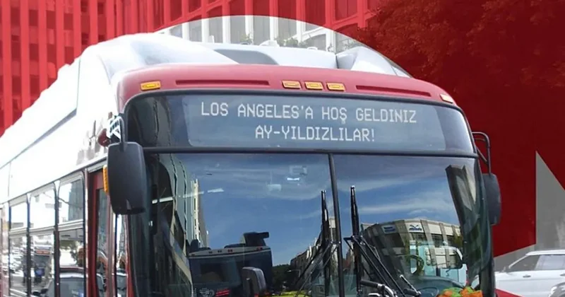 Los Angeles’taki otobüslere Hoş geldiniz Ay Yıldızlılar yazıldı