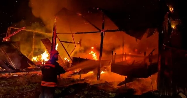 Bolu da samanlığa yıldırım düştü: Samanlık ve traktör alev alev yandı Bolu Haberleri