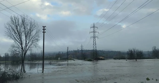 Çanakkale de Kocabaş Çayı taştı; tarım arazileri sular altında kaldı Çanakkale Haberleri