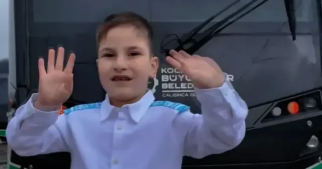 Otizmli Muhammet Enes’in hayatının sürprizi: Vatman koltuğuna oturunca dünyalar onun oldu VİDEO İZLE