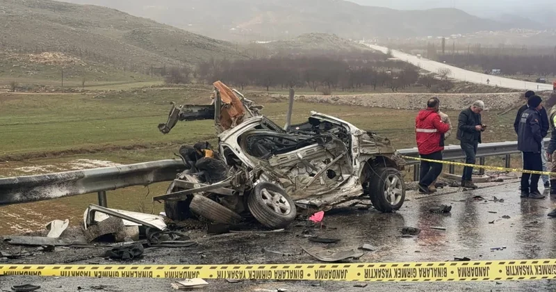 Kafa kafaya facia! Demir yığınına dönen araçtan kurtulan olmadı; 3 ölü, 1 yaralı Sözcü Gazetesi