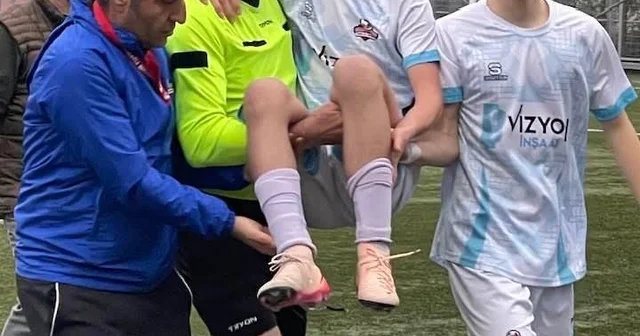 Sakatlanan futbolcuyu maçın hakemi kucağında taşıdı Kocaeli Haberleri