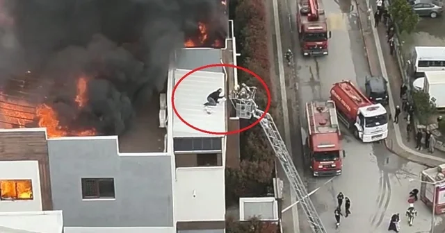 Can pazarında korku dolu anlar kameraya yansıdı... Metrelerce yüksekte itfaiye ekiplerini böyle bekledi Alevlerin arasında nefes kesen kurtuluş Zamanla yarış anbean görüntülendi Bursa Haberleri