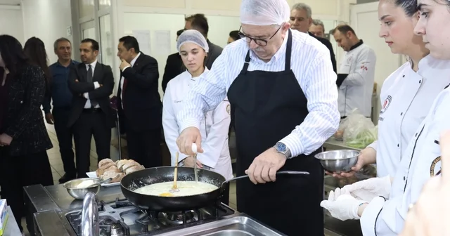 Amasya Üniversitesi Rektörü Turabi öğrencilerle birlikte yemek yaptı Amasya Haberleri
