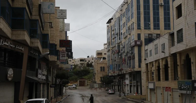 İşgalci İsrail, Hamursuz Bayramı bahanesiyle El Halil de bazı mahallelerde sokağa çıkma yasağı uyguluyor