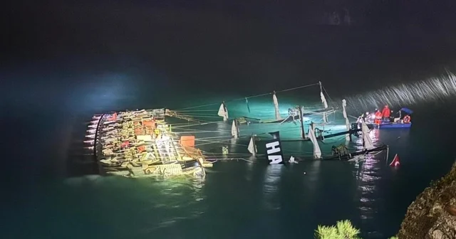 Tur teknesi kayalıklara çarpmıştı, bir kişinin cansız bedenine ulaşıldı Aydın Haberleri