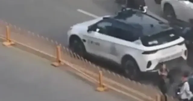Çin de teknoloji krizi: Wuhan da sürücüsüz taksileri şehri kilitledi VİDEO İZLE