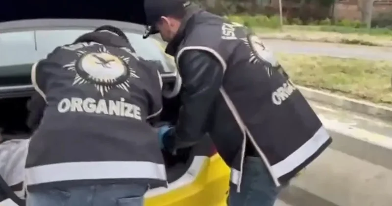 İstanbul un göbeğinde taksi ile silah kaçakcılığı yaptılar! Yüzlercesi bagajdan çıktı