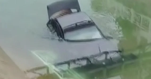 Adana da otomobil sulamana kanalına düştü Adana Haberleri