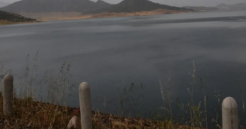 Kuraklıkta ortaya çıkan köprü ayakları yeniden sular altında kaldı