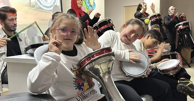 Bolu da özel öğrencilerden renkli kutlama: Darbuka şovu alkış aldı Bolu Haberleri