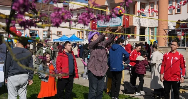 Özel çocuklar unutulmaz bir gün geçirdi Düzce Belediyesinden otizm farkındalık günü etkinliği Düzce Haberleri