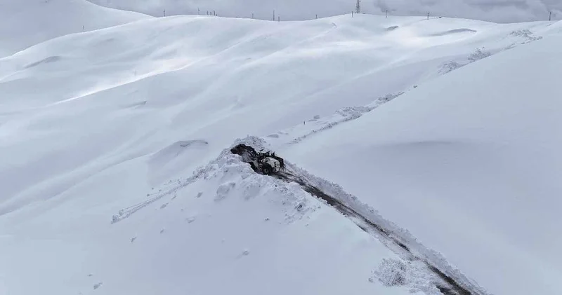 Metrelerce kar örtüsünü görünce şaşırdı kaldı: Şehrin bir tarafı bahar diğer tarafı kış