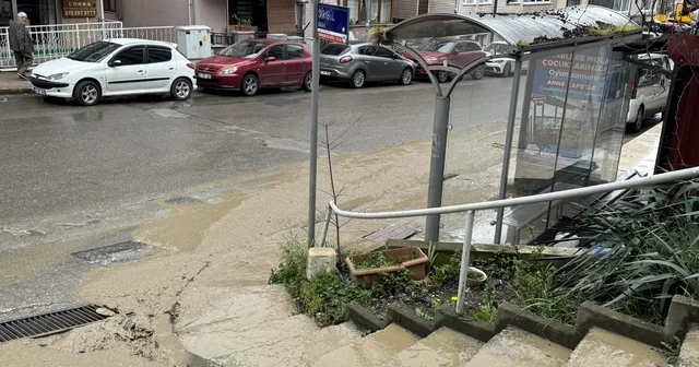 Patlayan su borusu nedeniyle her çamur içinde kaldı Zonguldak Haberleri