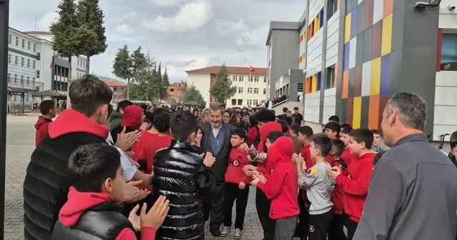 Emekliye ayrılan öğretmene Hatıran Yeter şarkısı ile duygusal veda Burdur Haberleri