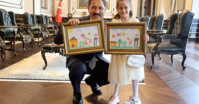 Depremde ailesini ve bacağını kaybeden küçük kızın çizdiği resimdeki protez bacak detayı duygulandırdı Tek başına kalan kızdan kendini hayata tutunduran protez bacağıyla duygulandıran ziyaret Hatay Haberleri