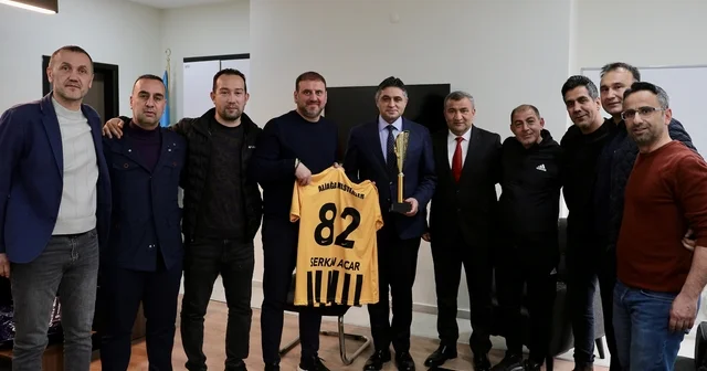 Aliağa Masterler, şampiyonluk kupasını Başkan Acar a götürdü İzmir Haberleri