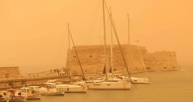 Gökyüzü kızıla büründü! Yunanistan ın birçok bölgesinde hayat durdu