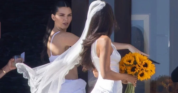 Kalabalık ailesinde bir tek onun çocuğu yok... Yaşı 30 a geldi, hâlâ bekâr... Gelinlik giyemedi ama nedime oldu