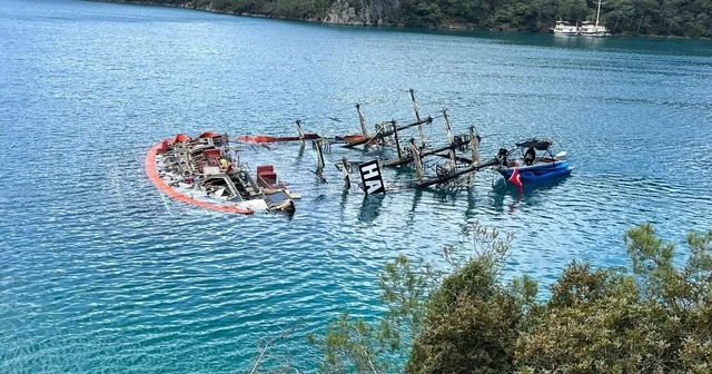 Batan teknenin çıkarılması için çalışma başlatıldı; yağ ve yakıt sızıntısına karşı bariyerli önlem Muğla Haberleri