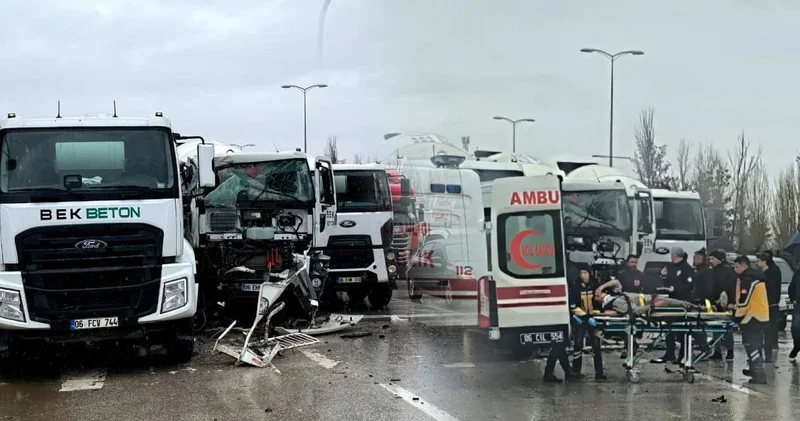 3 beton mikseri kavşakta birbirine girdi!