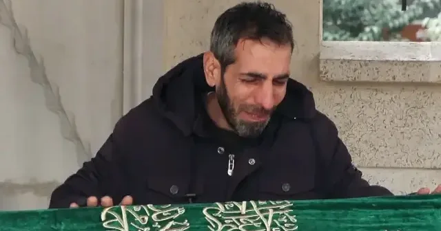 Beton parçasının başına düşmesi sonucu ölen çocuğun cenazesinde babasının acılı vedası yürek burktu VİDEO İZLE