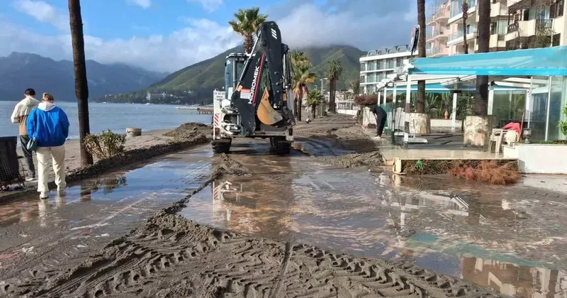 Marmaris’te sağanak ve fırtına etkili oldu