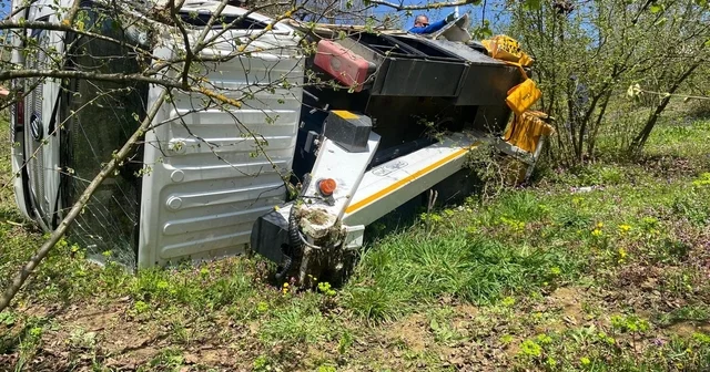 Şoförünün kalp krizi geçirdiği kamyonet, fındık bahçesine devrildi Düzce Haberleri