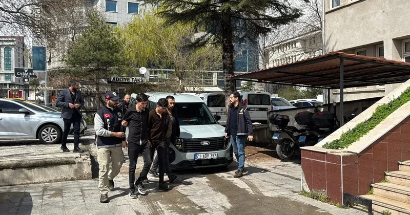 Babalarını bıçak ve nacakla katletmişlerdi: Cani kardeşlere tutuklama!