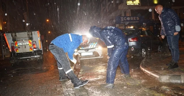 Marmaris te belediye ekiplerinden gece boyunca sağanak ve fırtına mesaisi Muğla Haberleri