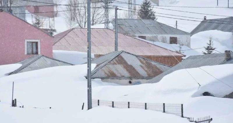 Nisan ayında kentte kar kalınlığı 5 metreyi buldu! Evler kayboldu