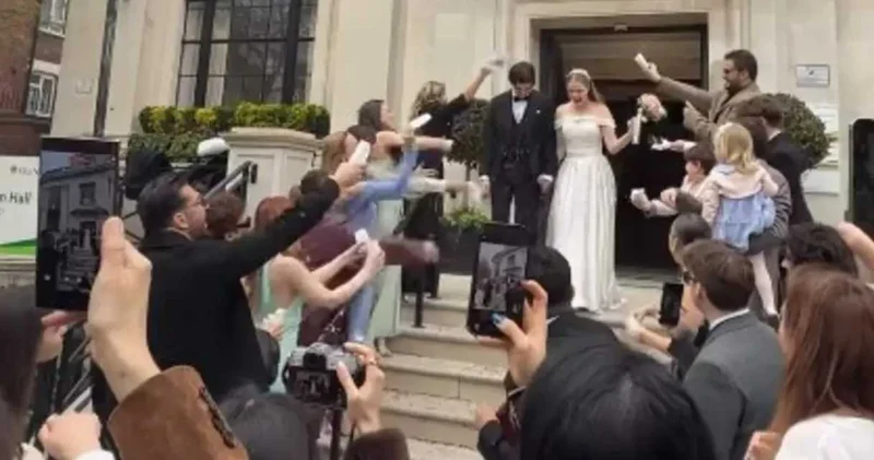 Türkiye yi terk eden ünlü oyuncu sessiz sedasız evlendi