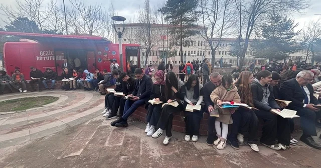 Erzincan da açık havada kitap okuma etkinliği Erzincan Haberleri