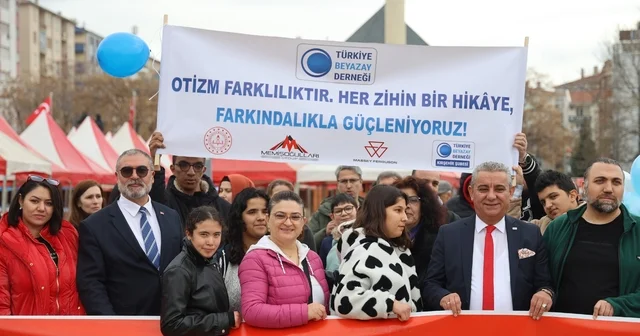 Otizm için Cacabey Meydanı nda buluşma Kırşehir de Otizme dikkat çekmek için yürüdüler Kırşehir Haberleri
