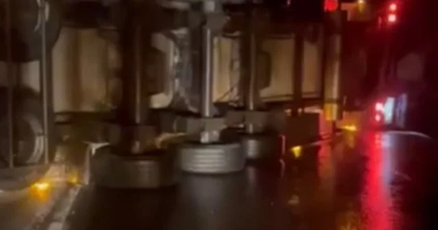 D 650 de zincirleme kaza: Kilometrelerce araç kuyruğu oluştu 3 tır çarpıştı, yaralanan olmadı Sakarya Haberleri